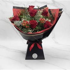 Six red rose handtie